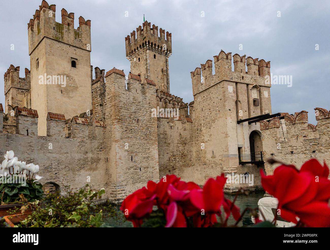 Historische burganlage gardasee sirmione hi-res stock photography and ...