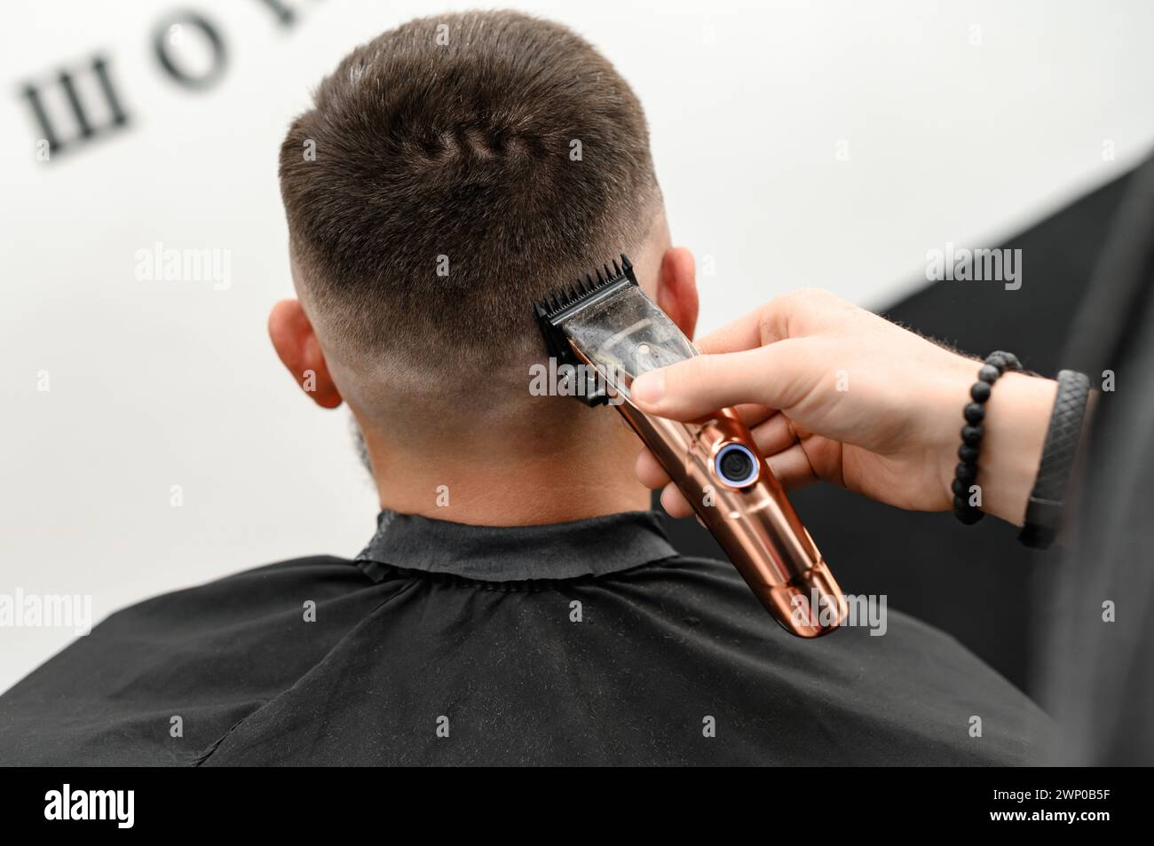 Haircut and alignment of the head contour with a hair clipper and