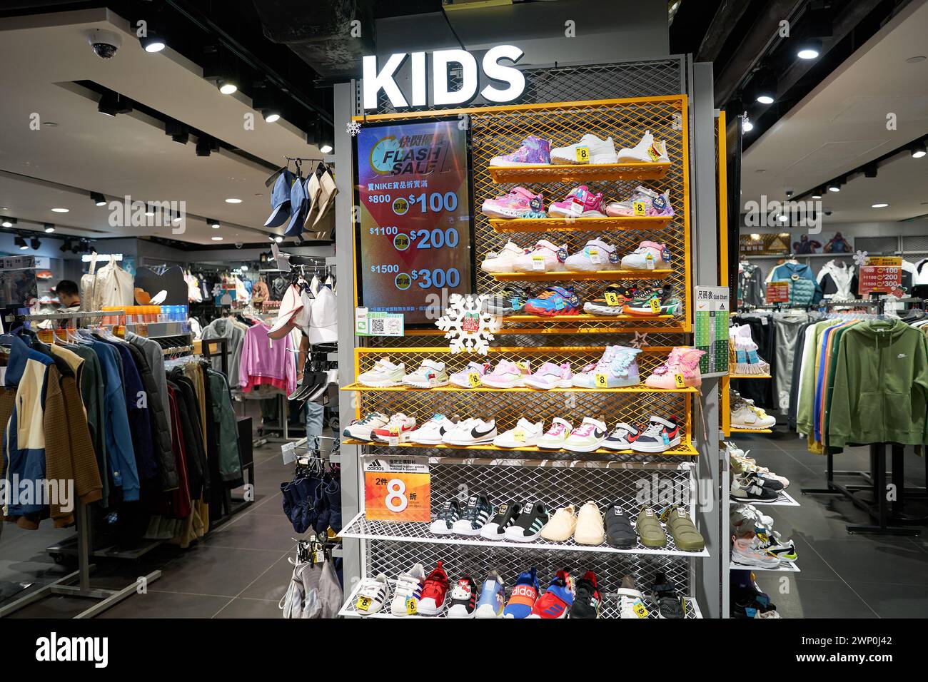 Kids china shopping hi res stock photography and images Page 2 Alamy