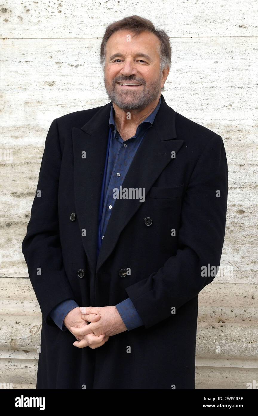 Christian De Sica beim Photocall zum Kinofilm 'Un altro Ferragosto' im Space Cinema Moderno. Rom, 04.03.2024 Stock Photo