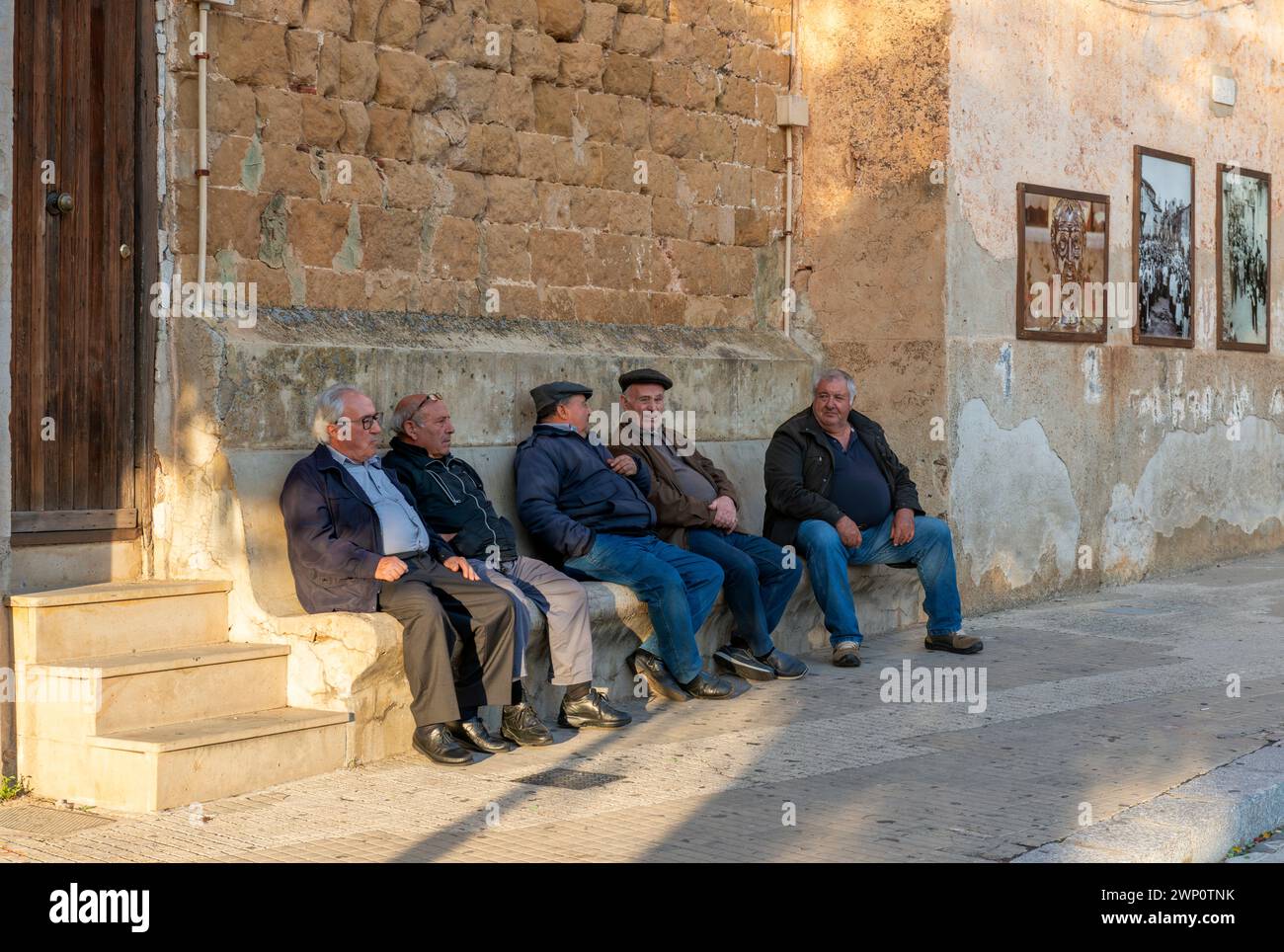 Old men sitting hi-res stock photography and images - Alamy