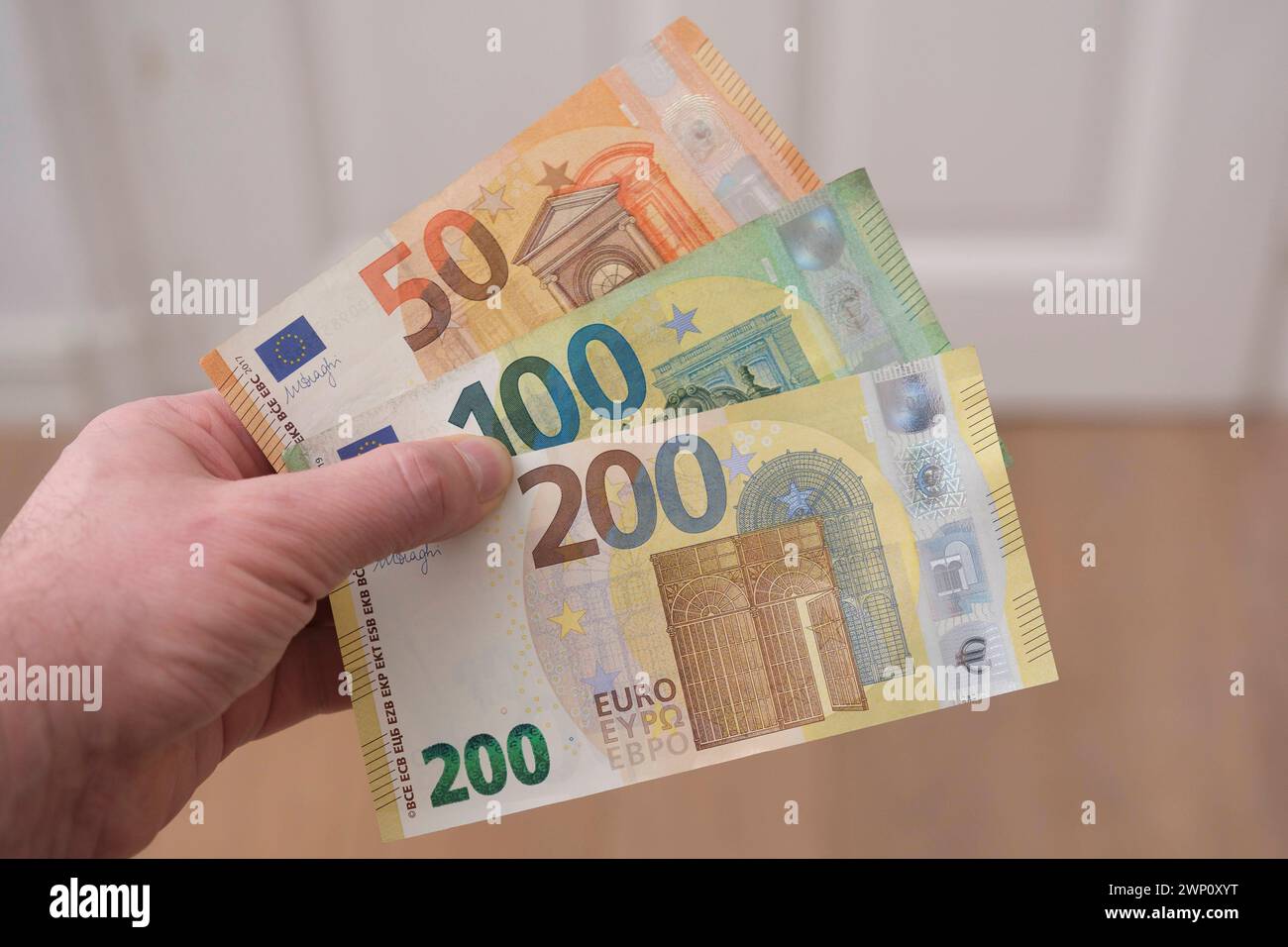 Hand hält Euro-Scheine *** Hand holding euro notes Nordrhein-Westfalen Deutschland, Germany GMS10972 Stock Photo
