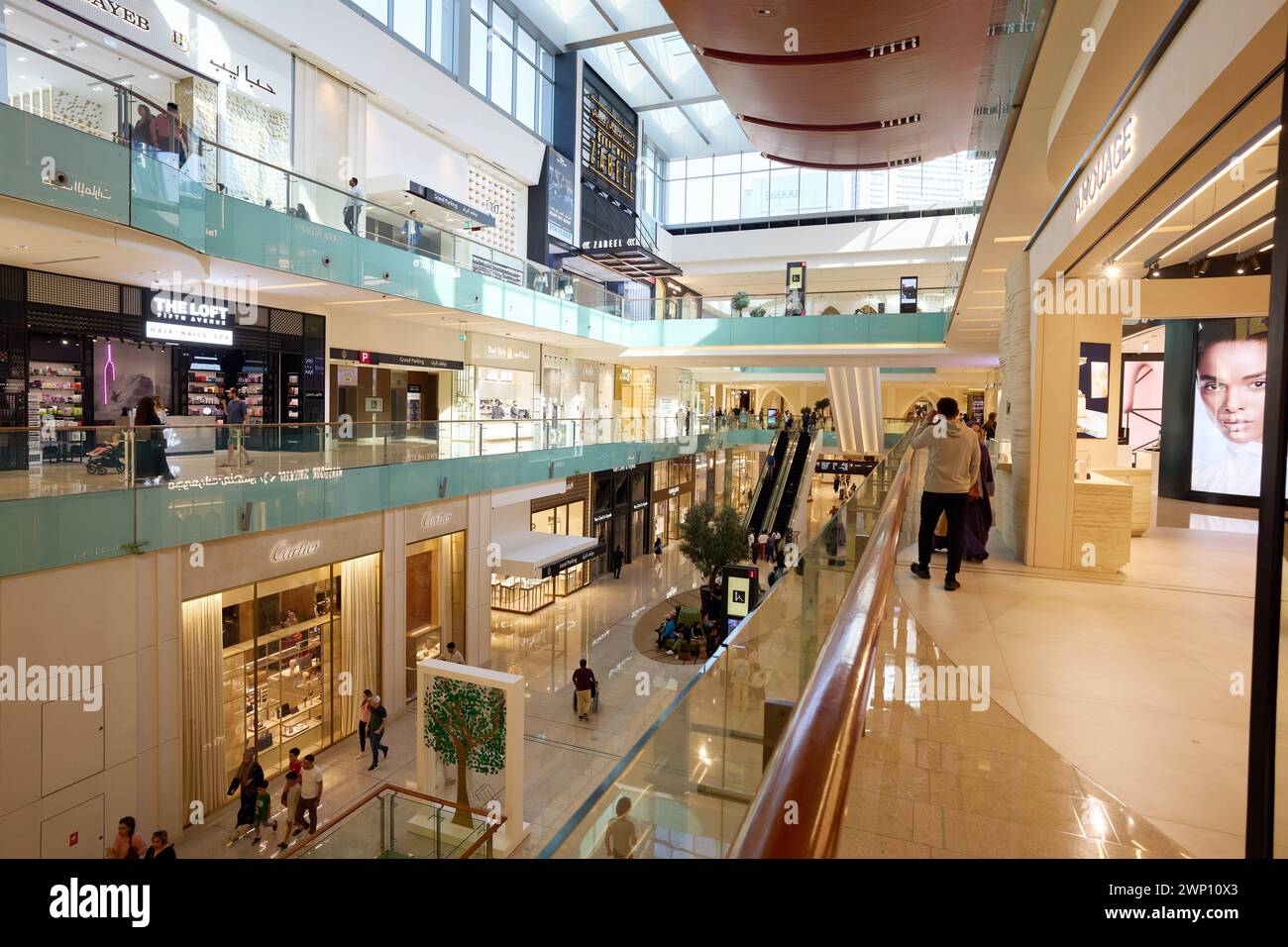 Das Einkaufszentrum Dubai Mall. Die größte Mall der Welt bietet unzählige Shopping- und Entertainmentmöglichkeiten Dubai *** The Dubai Mall The largest mall in the world offers countless shopping and entertainment options Dubai DSC03683.jpg Stock Photo