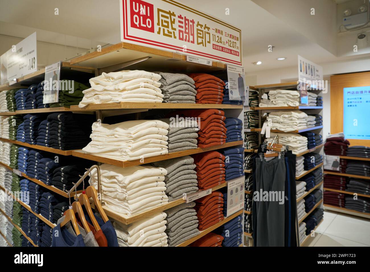 Uniqlo store shelves hi-res stock photography and images - Alamy