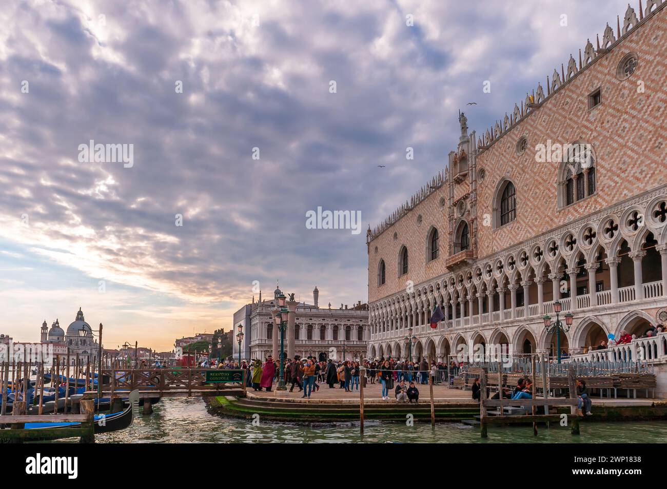 Cityscape venice doges palace hi-res stock photography and images - Alamy