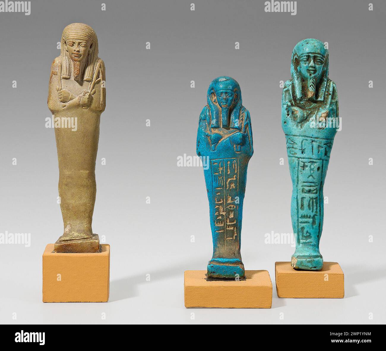 王家の紋章 大型ポスター２枚＋エジプト調の切り抜き２枚 ＋ おまけ付き Egyptian hieroglyphs and deities gold on black square