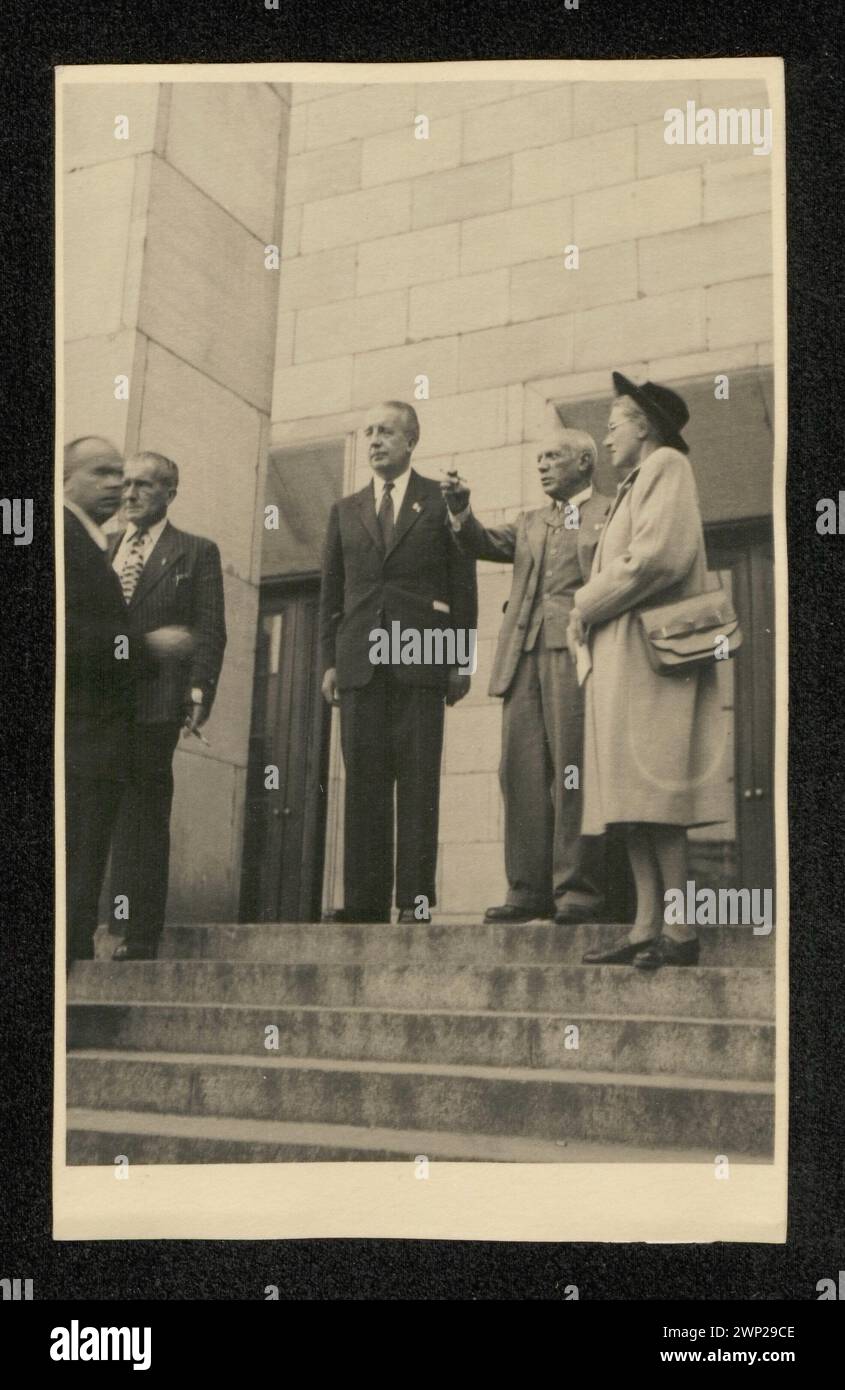 Visit of the participants of the World Congress of Intellectuals in defense of the peace in Wroclaw at the National Museum in Warsaw. Director Stanis Aw Lorentz, Marcek Boudin, Paul éluard, Pablo Picasso and Claire Nicolas on the input stairs to the museum; Romanowski, Henryk (1915-1984), National Museum in Warsaw. Photographic Laboratory (1935-); 29.08.1948 (1948-00-00-1948-00-00); Stock Photo