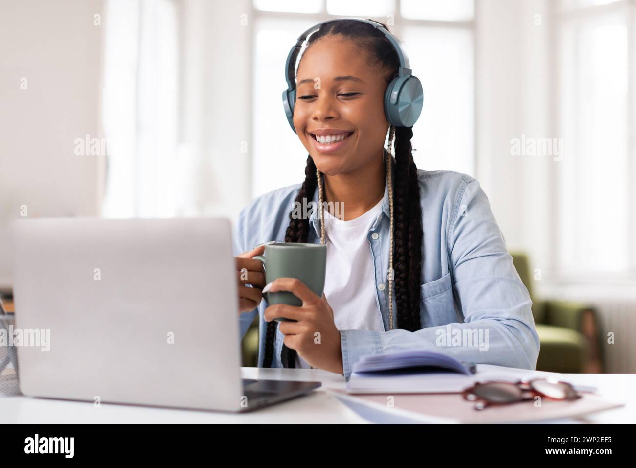 Smiling female black teenager hi-res stock photography and images - Alamy