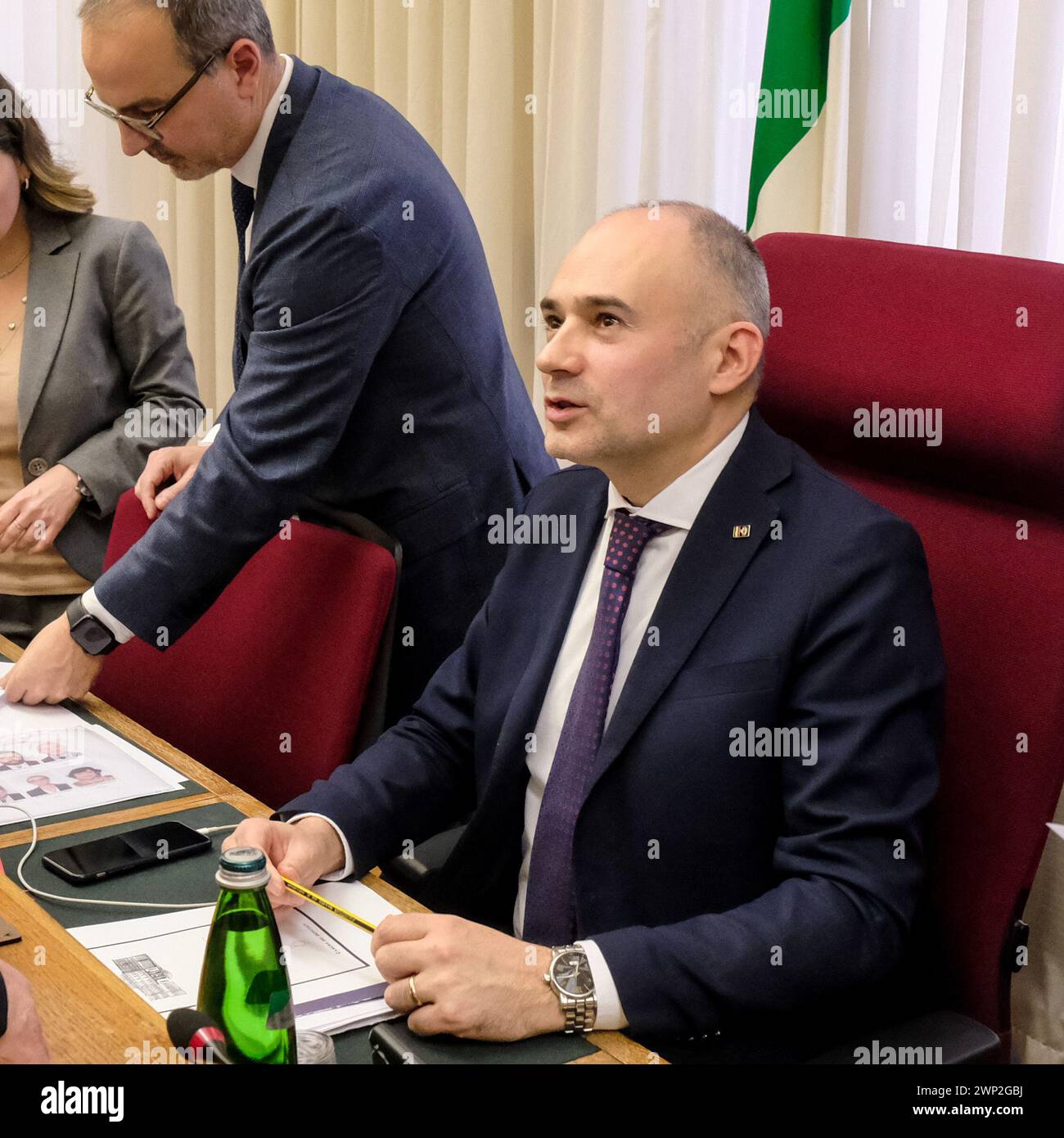 Il neo eletto Presidente Gianluca Vinci FDI alla prima seduta della ...