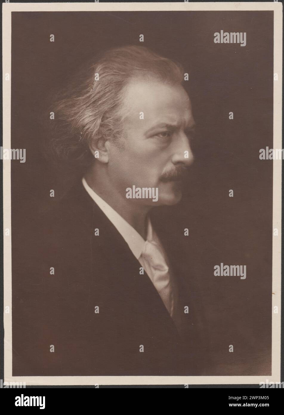 Portrait of Ignacy Jan Paderewski (1860-1941) (buste en Trois Quarts); unknown, Paszkowski, B. (fl. Ca 1915-Ca 1918); around 1915 (1900-00-00-1920-00-00);Paderewski, Ignacy Jan (1860-1941), Paderewski, Ignacy Jan (1860-1941)-iconography, Paderewski, Ignacy Jan (1860-1941)-collection, composers, musicians, pianists, Polish (culture), portraits, portraits of men, Testament record (provenance) Stock Photo