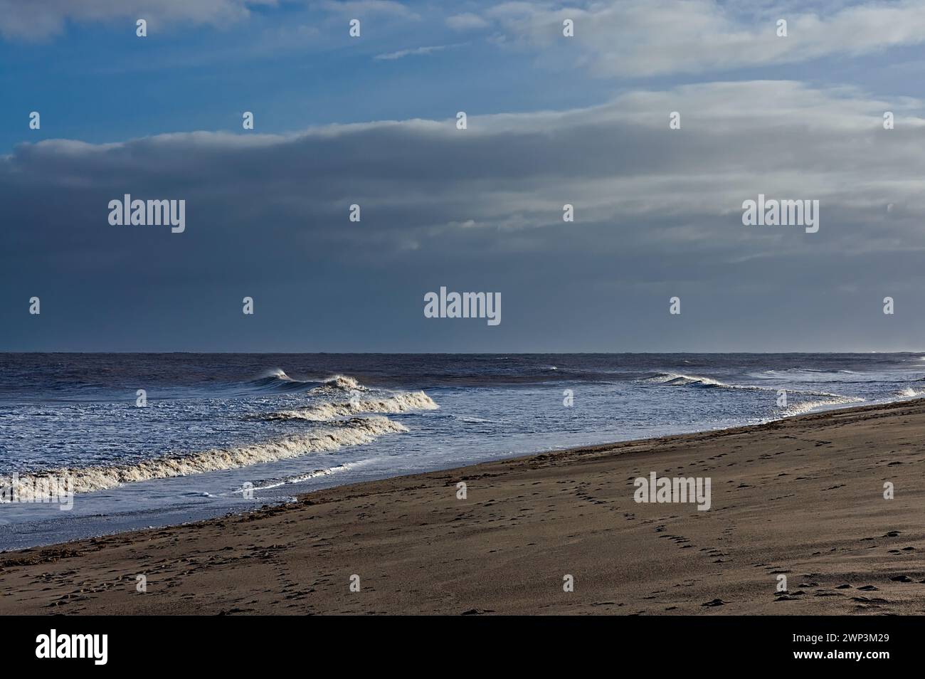 Empty sand beach ocean waves hi-res stock photography and images - Alamy