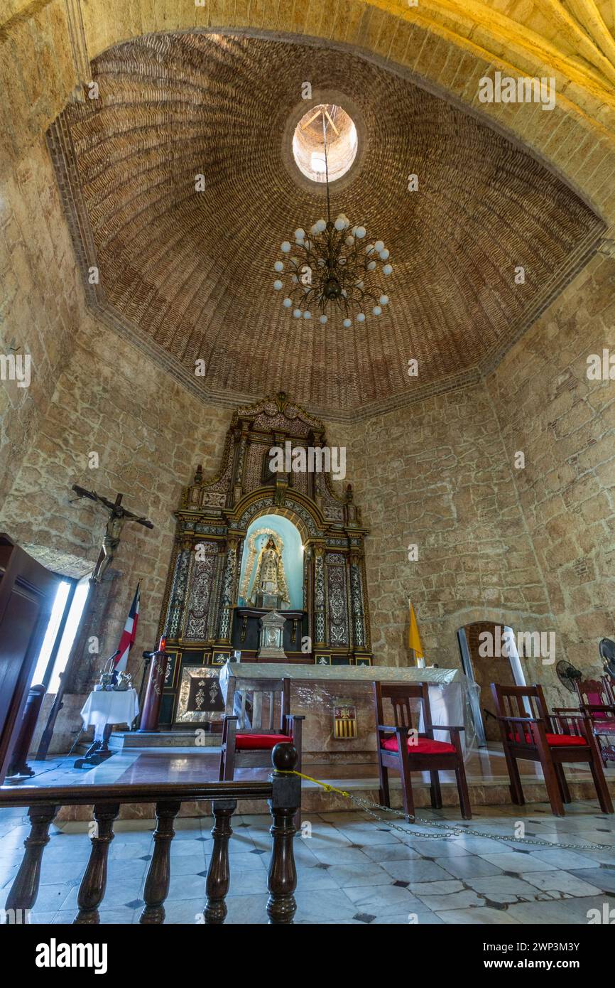 Apse and altarpiece of the Church of Our Lady of Mercy in the old Colonial City of Santo Domingo, Dominican Republic.  UNESCO World Heritage Site of t Stock Photo