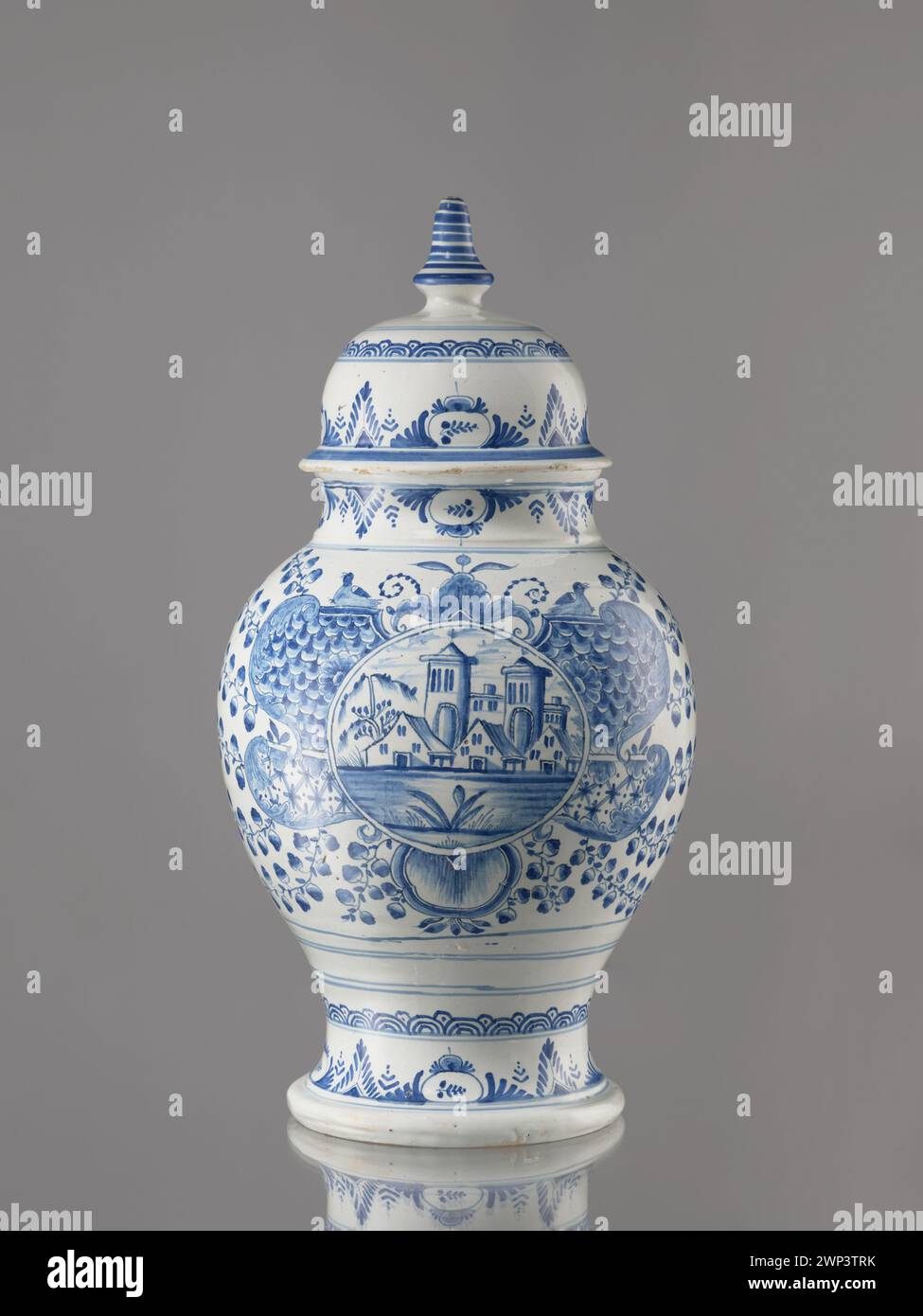 Vase with covers; Fayence-Manufaktur Mungeen (Fiansu Factory; 1732-1854); 3 18th century (1751-00-00-1775-00-00); Stock Photo