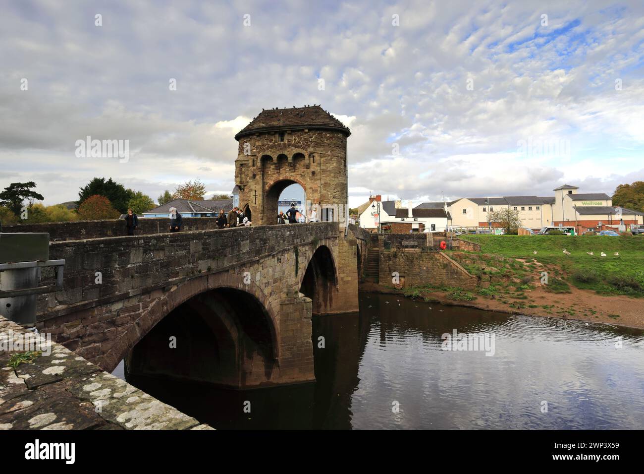 The Monnow Bridge across the River Monnow with its gatehouse on the bridge, Monmouth town, Monmouthshire, Wales, UK Stock Photo