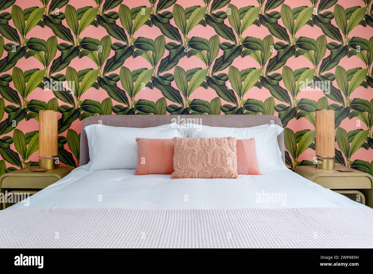 Tropical wallpaper pink room hires stock photography and images Alamy