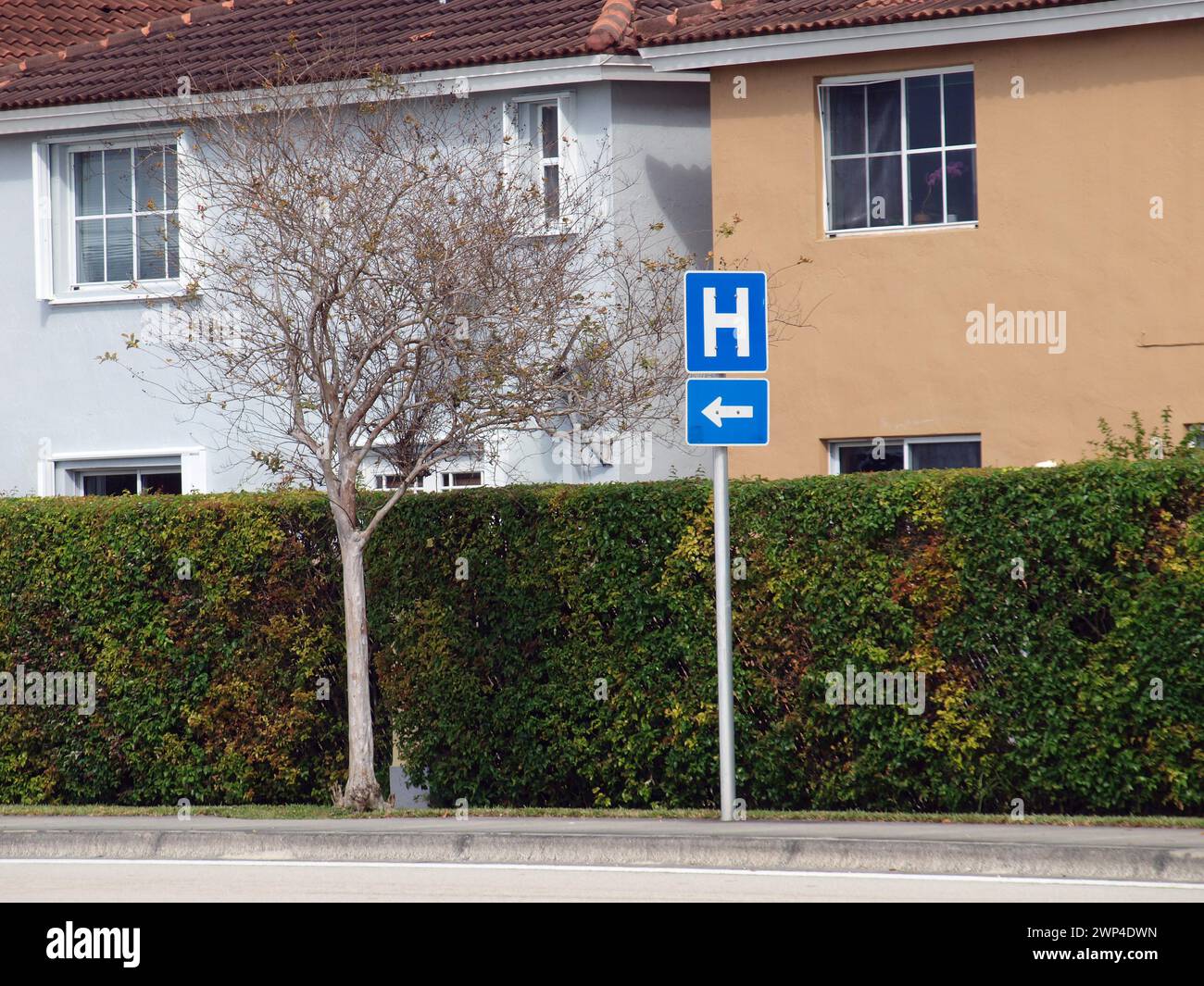 Sign showing direction to a hospital in a neighborhood of Miami. Stock Photo