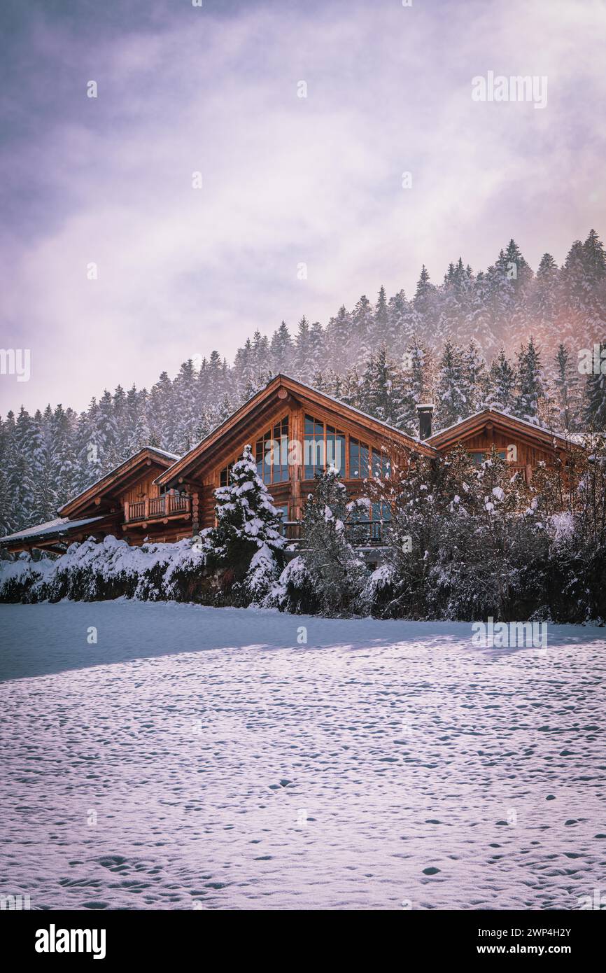 Rustic wooden houses hi-res stock photography and images - Alamy