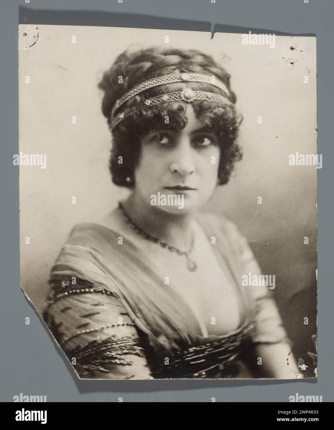 UK women’s suffrage and fashion postcard 1915 by Underwood (Reinthal) UK women’s suffrage and fashion postcard 1915 by Underwood (Reinthal)