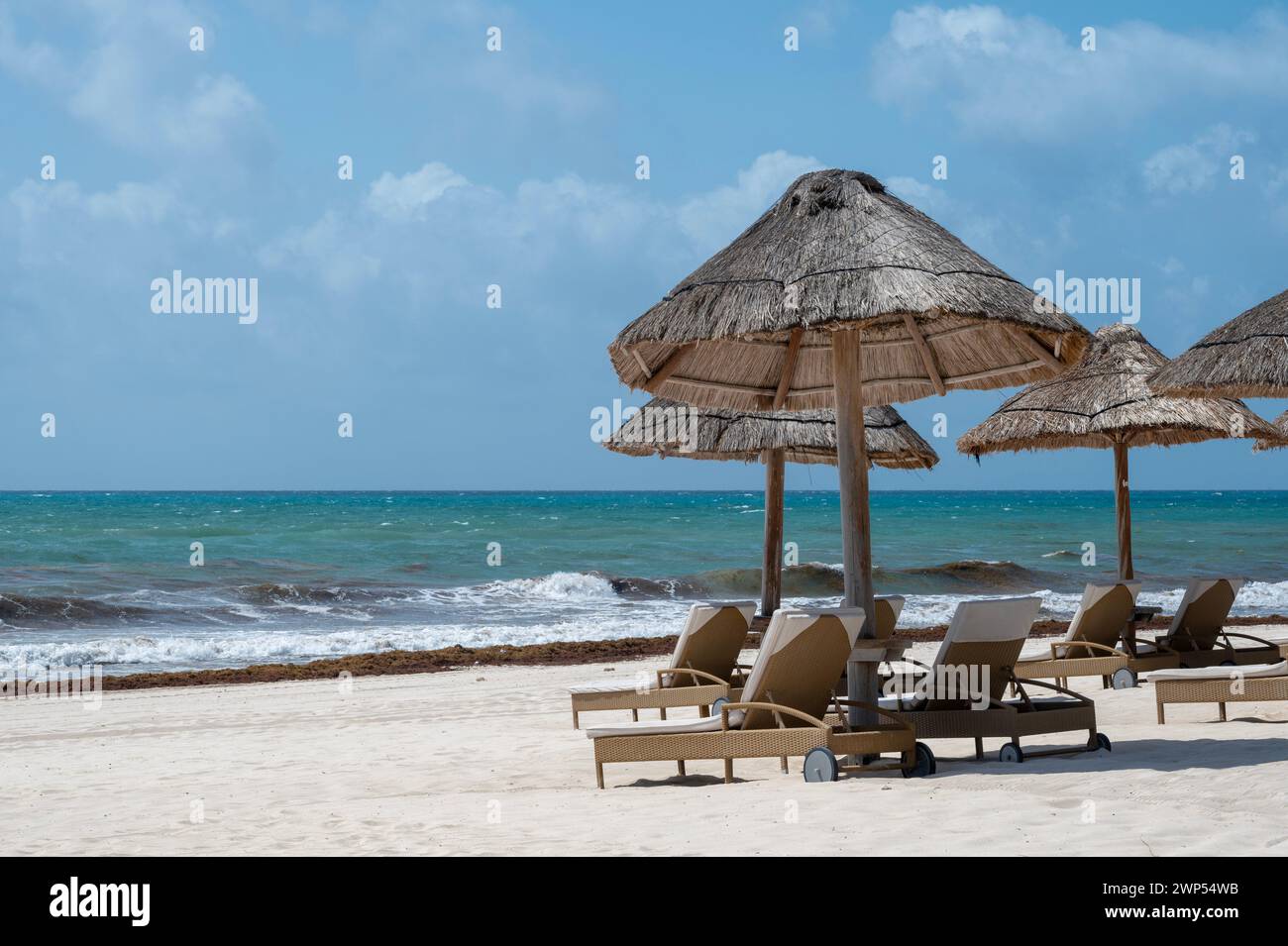 Tiki lounge hi-res stock photography and images - Alamy