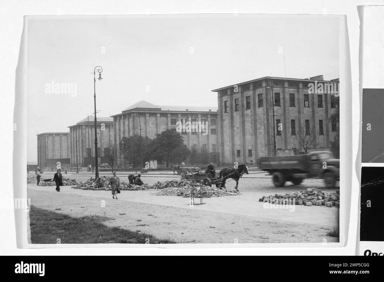 Warsaw. National Museum. General view of the building from Al. Jerusalem; Romanowski, Henryk (1915-1984); early 1950s (1950-00-00-1955-00-00);Jerozolimskie Aleje (Warsaw), National Museum in Warsaw, Warsaw (Masovian Voivodeship), architecture, Polish architecture, truck, street lamp, museum, peasant cart Stock Photo