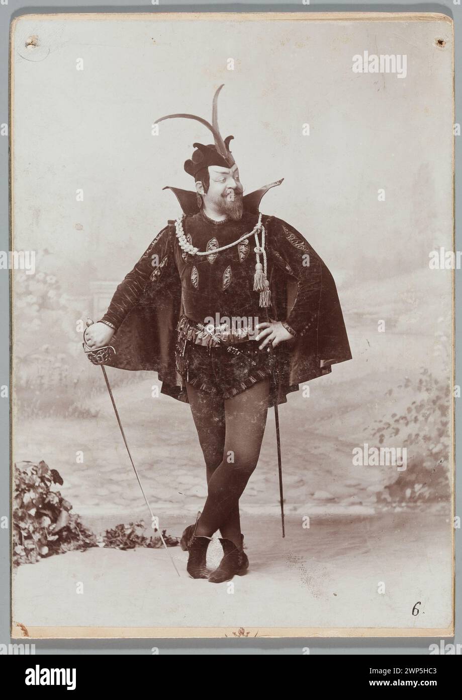 Portrait of Edward Reszke (1853-1917), Piwak, in a stage costume, in the role of MEFIST at the 'Faust' opera of Charles Gount at the Grand Theater in Warsaw; Mieczkowski, Jan (Warsaw; photographic Zak 1893 (1893-00-00-1893-00-00);Gounod, Charles (1818-1893). Faust, Mephisto (lit.), Rajchman, Aleksander (1855-1915)-collection, Reszke, Edward (1853-1917), Reszke, Edward (1853-1917)-iconography, Grand Theater (Warsaw), guitars, musical instruments, musical instruments, Theater costumes, opera (artist), portraits, men's portraits, theater (artist), singers Stock Photo