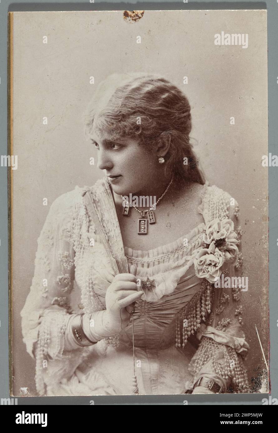 Portrait of Maria Wisnowska (1858 or 1860-1890), actress (later a character); Mieczkowski, Jan (1830-1889); around 1890 (1880-00-00-1890-00-00);Rajchman, Aleksander (1855-1915)-collection, Wisnowska, Maria (1858 cars 1860-1890), Wisnowska, Maria (1858 cars 1860-1890)-iconography, actors, jewelry, cartes de visite (photographer), pearls, Poland (culture), portraits, female portraits, message (provenance), theater (artist), fans Stock Photo