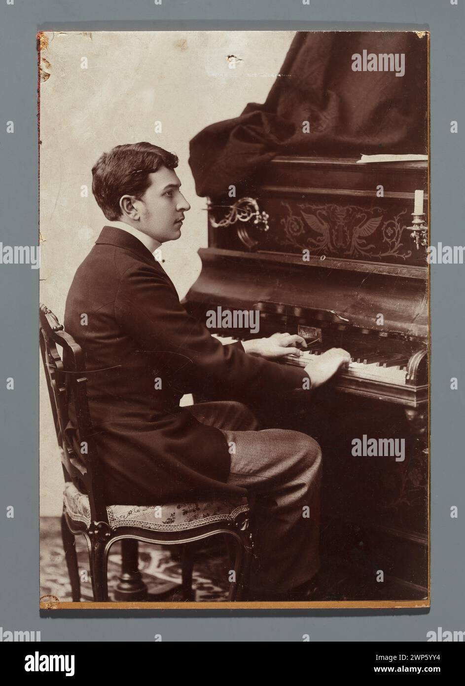 Portrait of August Radwan (1867-1957), pianist (go through the whole character, sitting at the piano of the G. Selinke brand);  around 1900 (1895-00-00-1905-00-00);Radwan, August (1867-1957), Radwan, August (1867-1957) - iconography, Rajchman, Aleksander (1855-1915) - collection, Selinke, Gustav (Legnica - Piano Factory - 1866-1889), pianos, musical instruments, musical instruments, Musicians, pianists, portraits, men's portraits Stock Photo