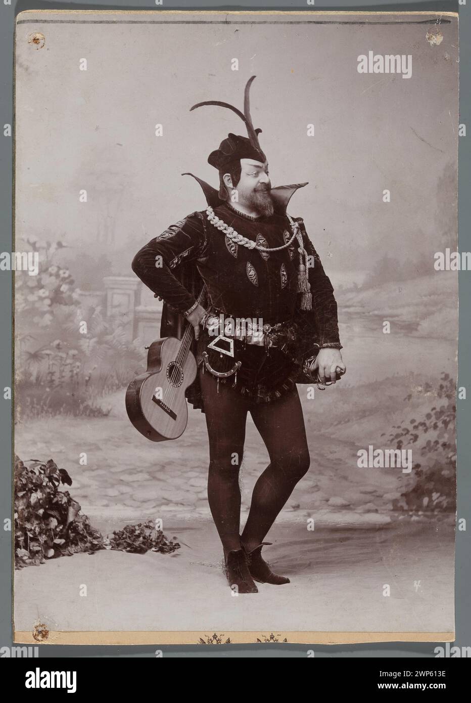 Portrait of Edward Reszke (1853-1917), Piwak, in a stage costume, in the role of MEFIST at the 'Faust' opera of Charles Gount at the Grand Theater in Warsaw; Mieczkowski, Jan (Warsaw; photographic Zak 1893 (1893-00-00-1893-00-00);Gounod, Charles (1818-1893). Faust, Mephisto (lit.), Rajchman, Aleksander (1855-1915)-collection, Reszke, Edward (1853-1917), Reszke, Edward (1853-1917)-iconography, Grand Theater (Warsaw), guitars, musical instruments, musical instruments, Theater costumes, opera (artist), portraits, men's portraits, theater (artist), singers Stock Photo
