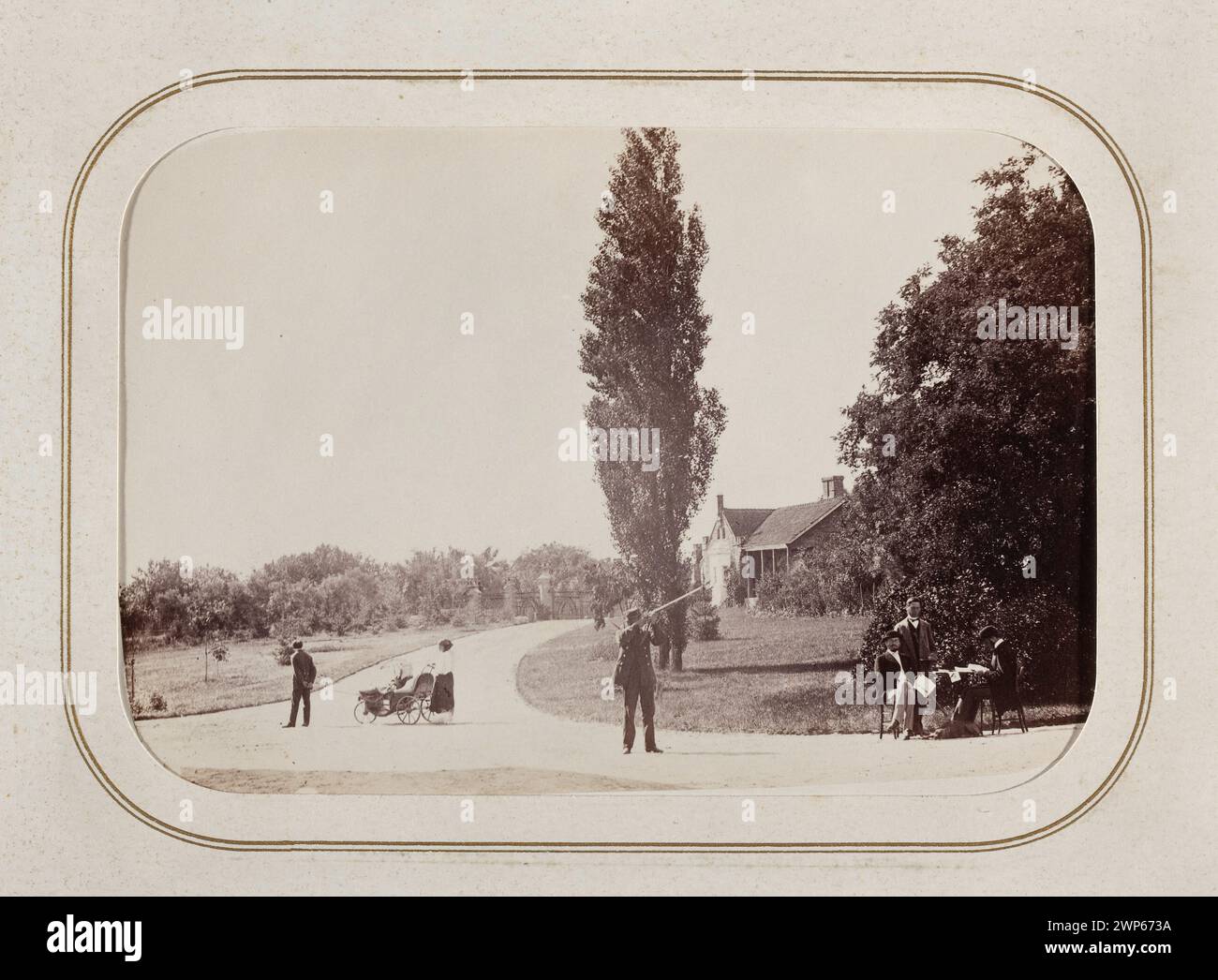 Soko Towel 1870 '. In the park. Kolodionowy; Products with W Lawn / paper / photo paper / albumin paper, products from W Dzkien / Paper / Carton; Photographic Print: height 11.8 cm, width 17.2 cm, pod ADKA: height 12.8 cm, width 18.6 cm; di 131457/7 MNW; all rights reserved.Brzozowski (family), Przewłocki, Janusz (1927-2007) - collection, Sokołówka, court Stock Photo