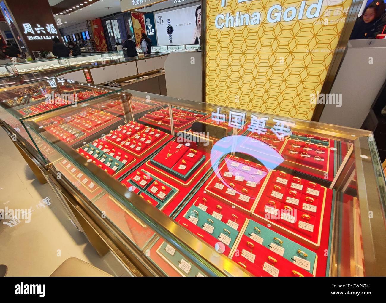 ENSHI, CHINA - MARCH 2, 2024 - Photo taken on March 2, 2024 shows a gold store in Enshi Tujia and Miao autonomous Prefecture, Central China's Hubei pr Stock Photo