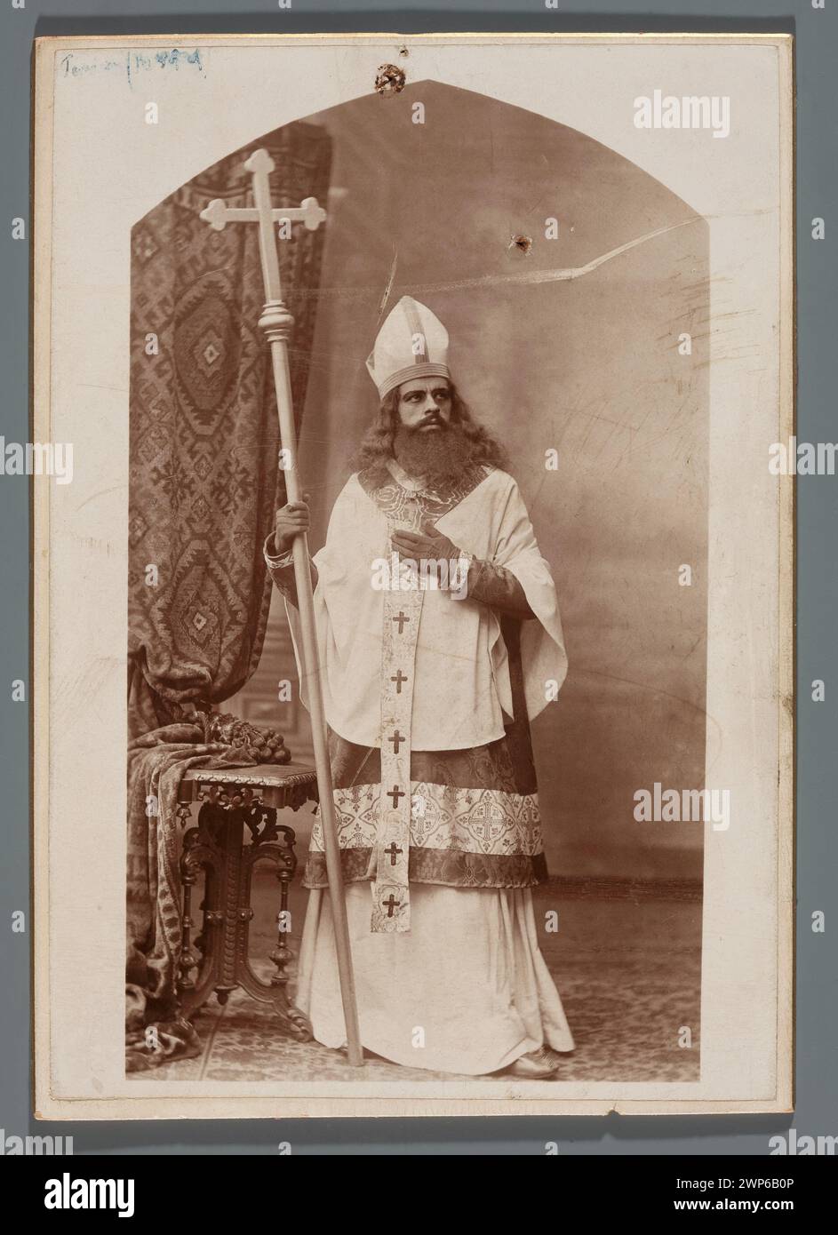 Portrait of Mikha A Tarasiewicz (1871-1923), an actor, in a stage costume (all in a clergy costume);  around 1901 (1900-00-00-1904-00-00);Rajchman, Aleksander (1855-1915), Rajchman, Aleksander (1855-1915)-dedication for, Rajchman, Aleksander (1855-1915)-collection, Tarasiewicz, Michał (1871-1923)-dedication from, Tarasiewicz, Michał (1871- 1923) - iconography, actors, dedications, theater costumes, Poland (culture), portraits, men's portraits, message (provenance), theater (artist), clergy outfits Stock Photo