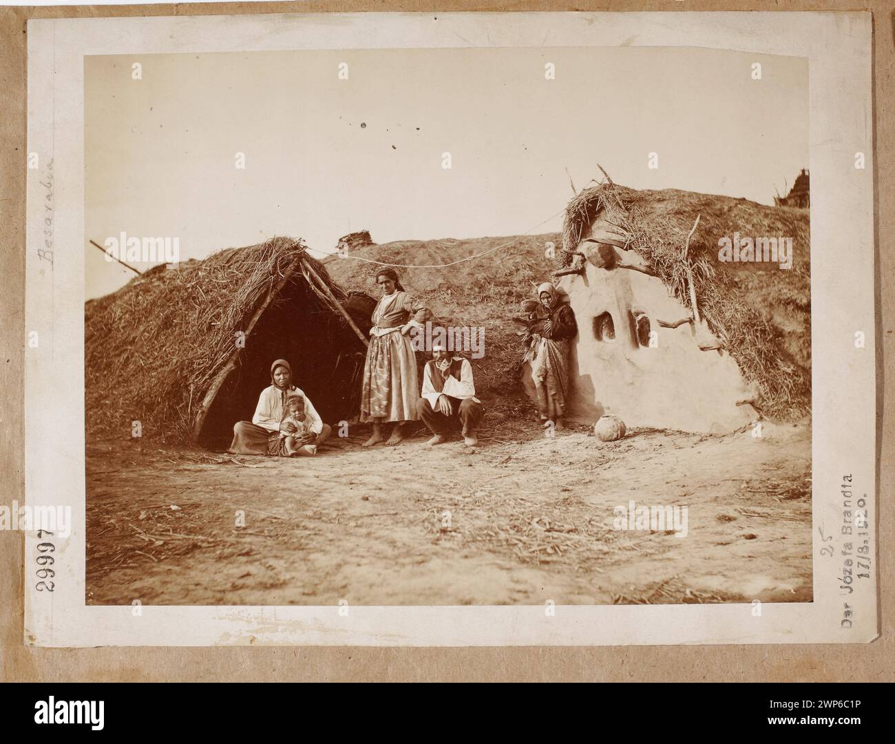 Besarabia. Known [Gypsies] in front of the muddy [photography from the collection of Józef Brandt, a painter; Used when painting the painting 'Sharp Ski' from 1889];  the eighties of the 19th century (1880-00-00-1890-00-00);Besarabia, Brandt, Józef (1841-1915), Brandt, Józef (1841-1915) - collection, gypsies, art of photography (Warsaw - exhibition - 1990), huts, peasants, gift (provenance), ethnography, folk types, village, village, villagers Stock Photo
