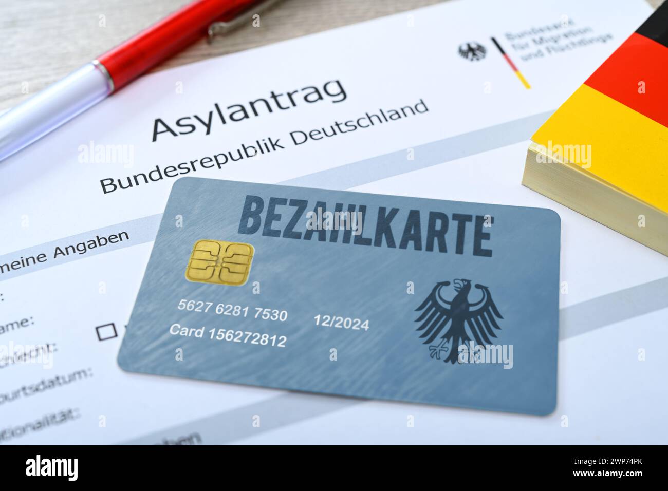FOTOMONTAGE, Bezahlkarte für Geflüchtete und Asylsuchende auf einem Asylantrag Stock Photo
