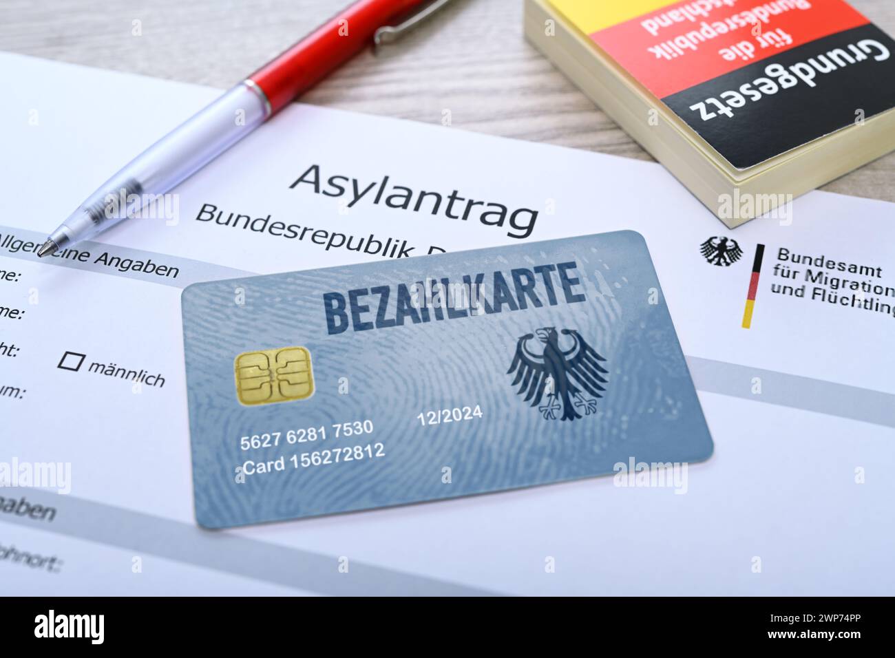FOTOMONTAGE, Bezahlkarte für Geflüchtete und Asylsuchende auf einem Asylantrag, Symbolfoto Stock Photo