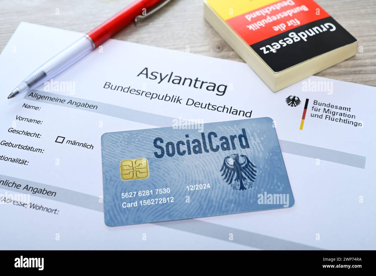 FOTOMONTAGE, Social Card für Geflüchtete und Leistungsempfänger auf einem Asylantrag, Symbolfoto Stock Photo