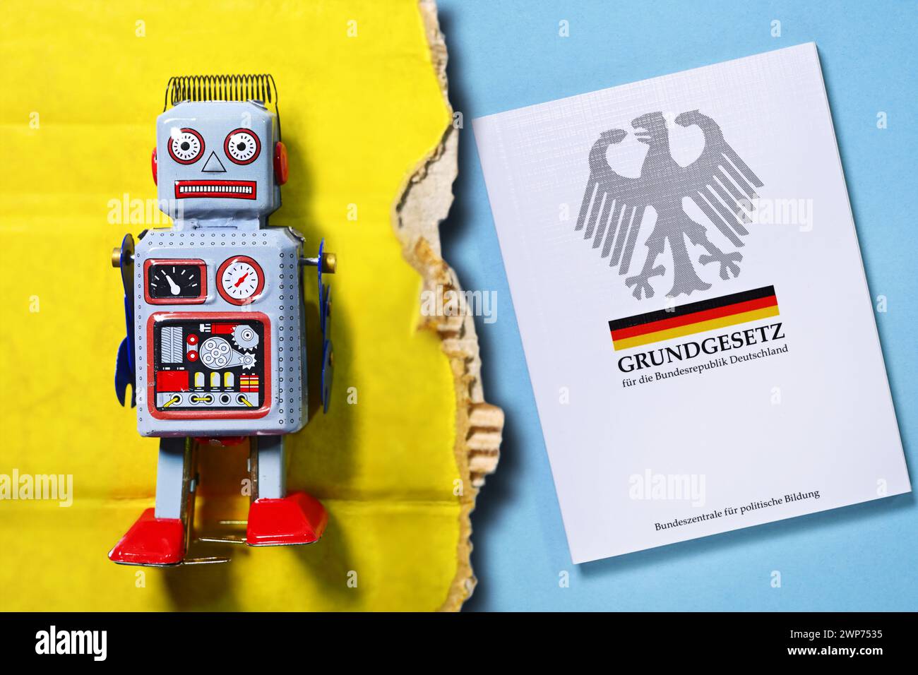 FOTOMONTAGE, Roboterfigur und deutsches Grundgesetz, Symbolfoto KI-Regelungen Stock Photo