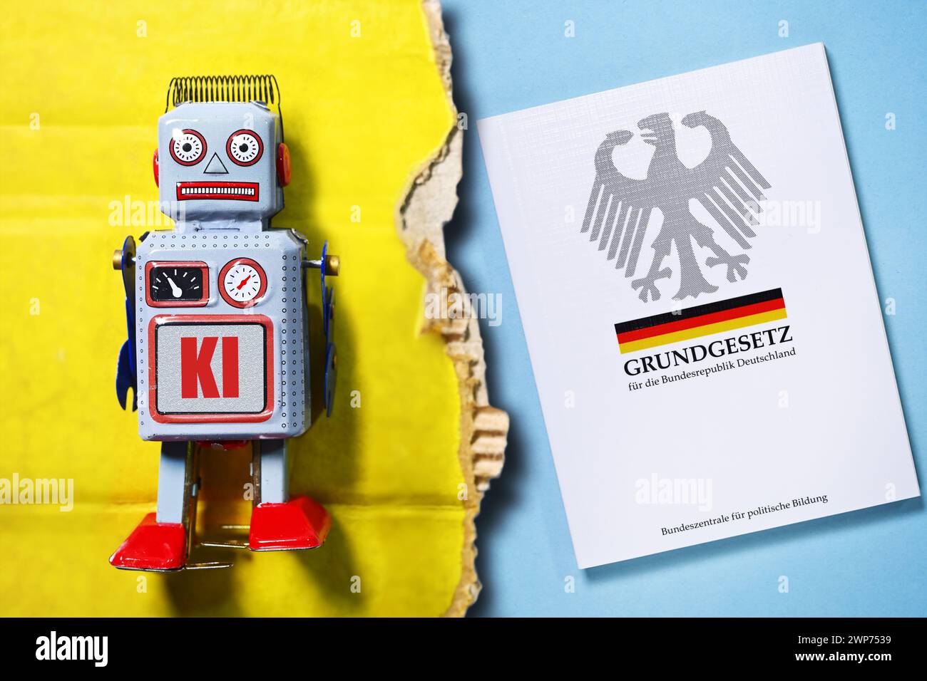 FOTOMONTAGE, Roboterfigur mit Aufschrift KI und deutsches Grundgesetz, Symbolfoto KI-Regelungen Stock Photo