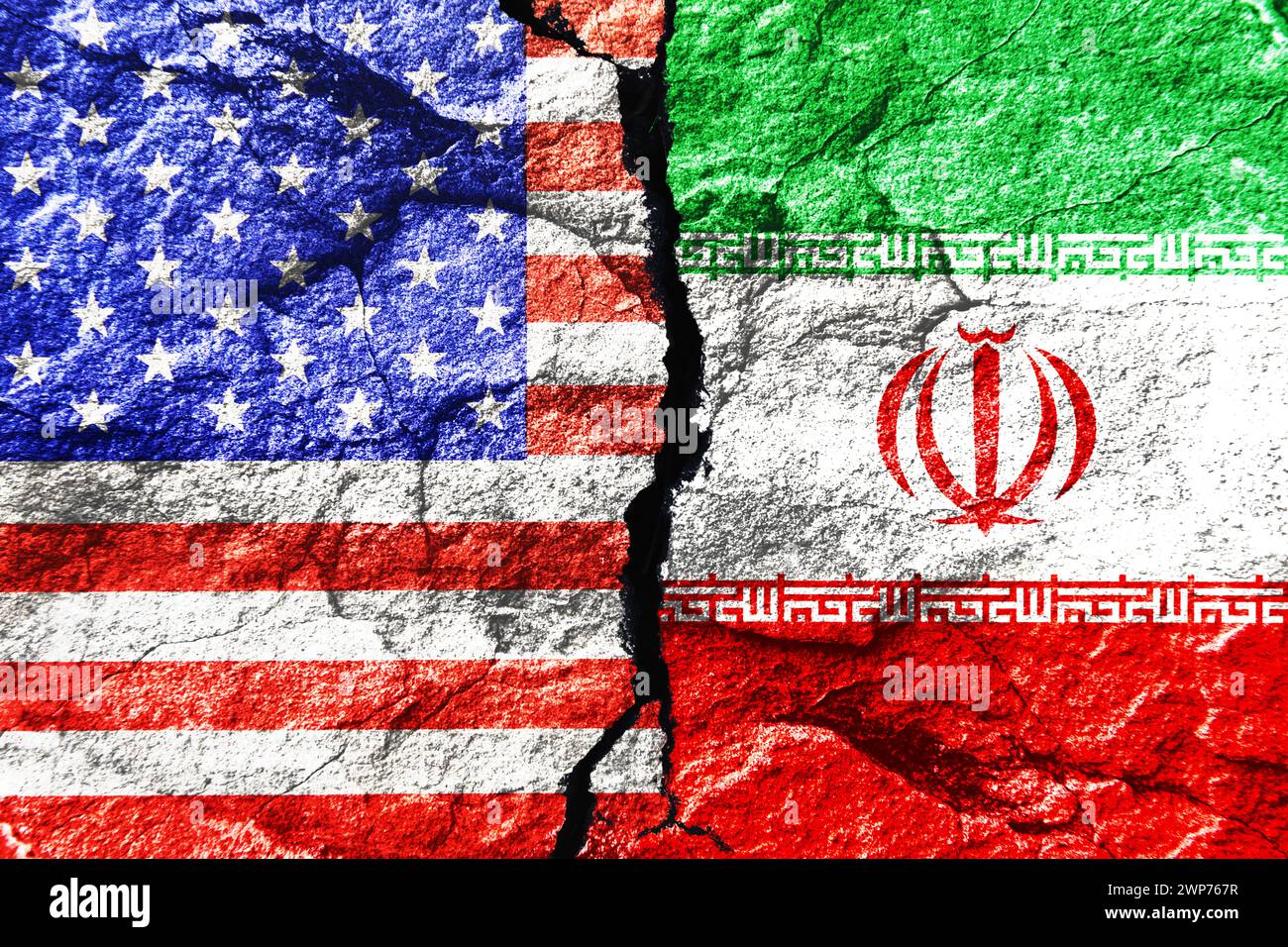 FOTOMONTAGE, Fahnen von den Vereinigten Staaten und Iran auf gebrochenem Grund Stock Photo