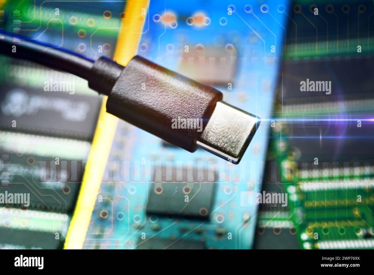 FOTOMONTAGE, USB-C-Stecker auf Computerplatinen, USB-C als Standardladeanschluss in der EU Stock Photo