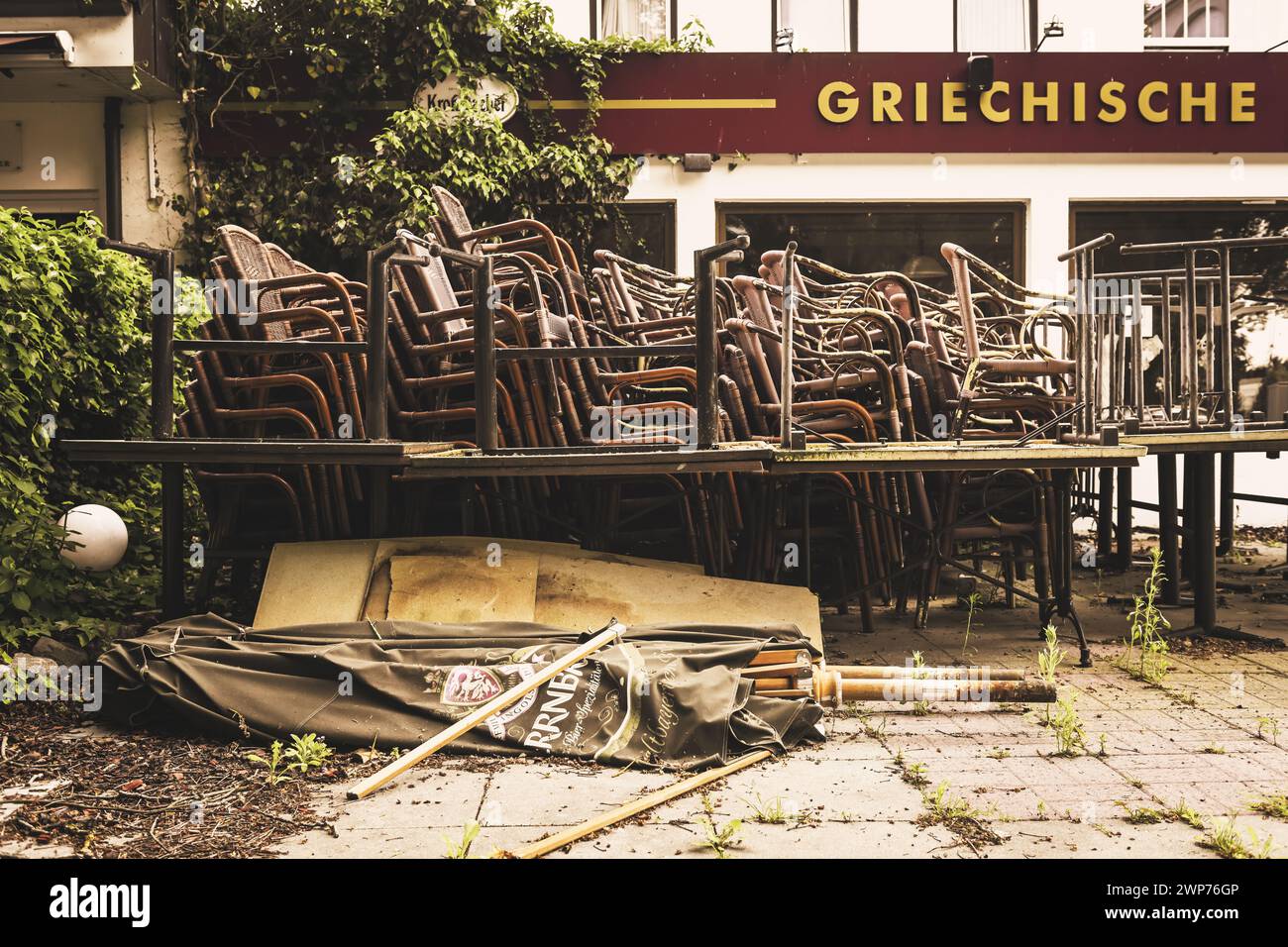 Gastro-Krise: Gestapelte Stühle vor einem geschlossenen Restaurant in Timmendorfer Strand, Schleswig-Holstein, Deutschland Stock Photo