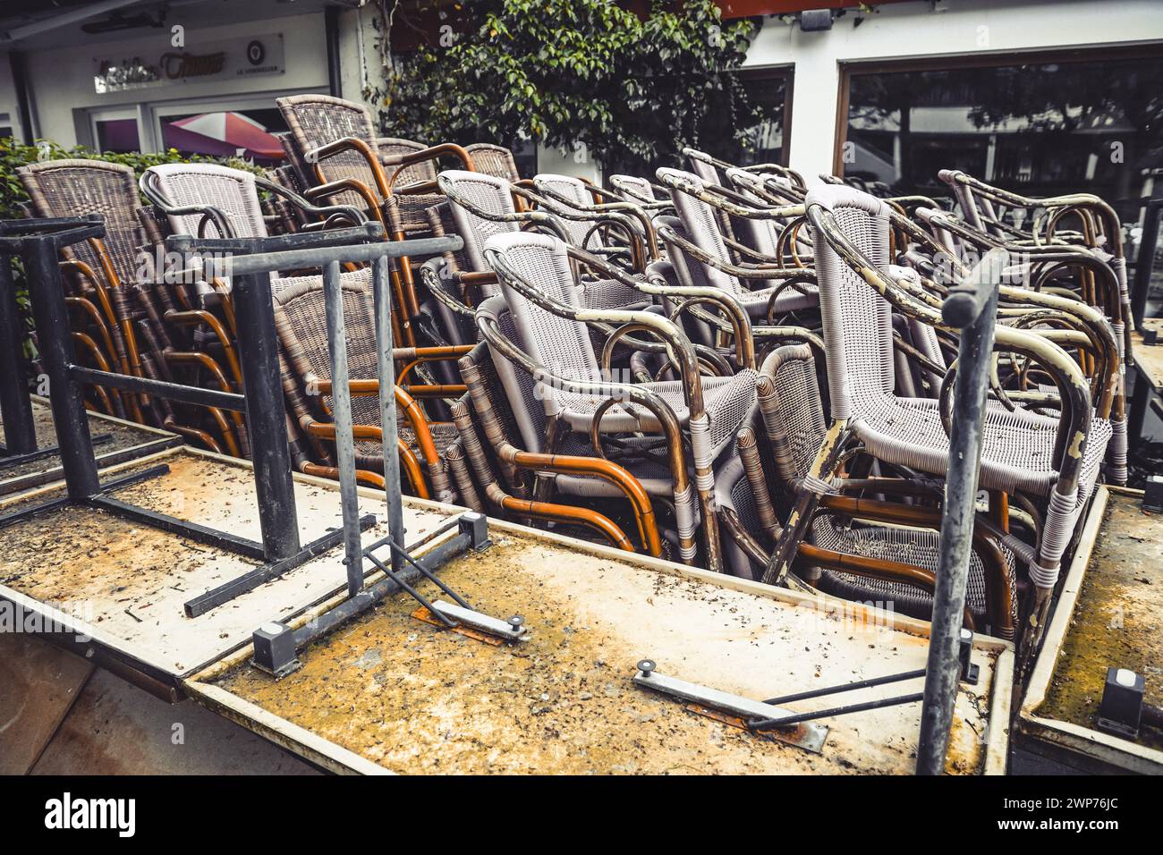 Gastro-Krise: Gestapelte Stühle vor einem geschlossenen Restaurant in Timmendorfer Strand, Schleswig-Holstein, Deutschland Stock Photo