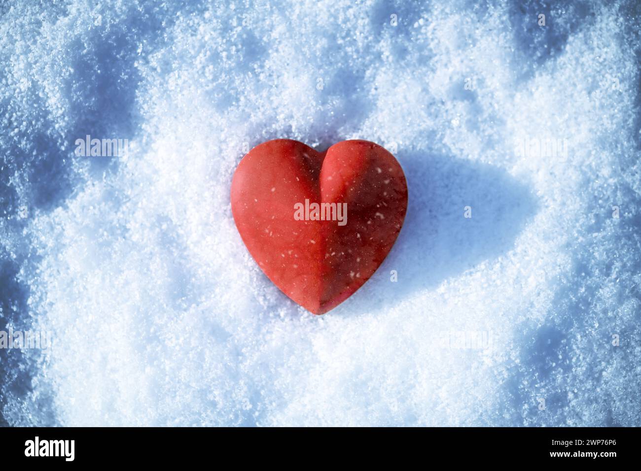 Herz auf Schnee, eiskaltes Herz, enttäuschte Liebe, Trennung Stock Photo