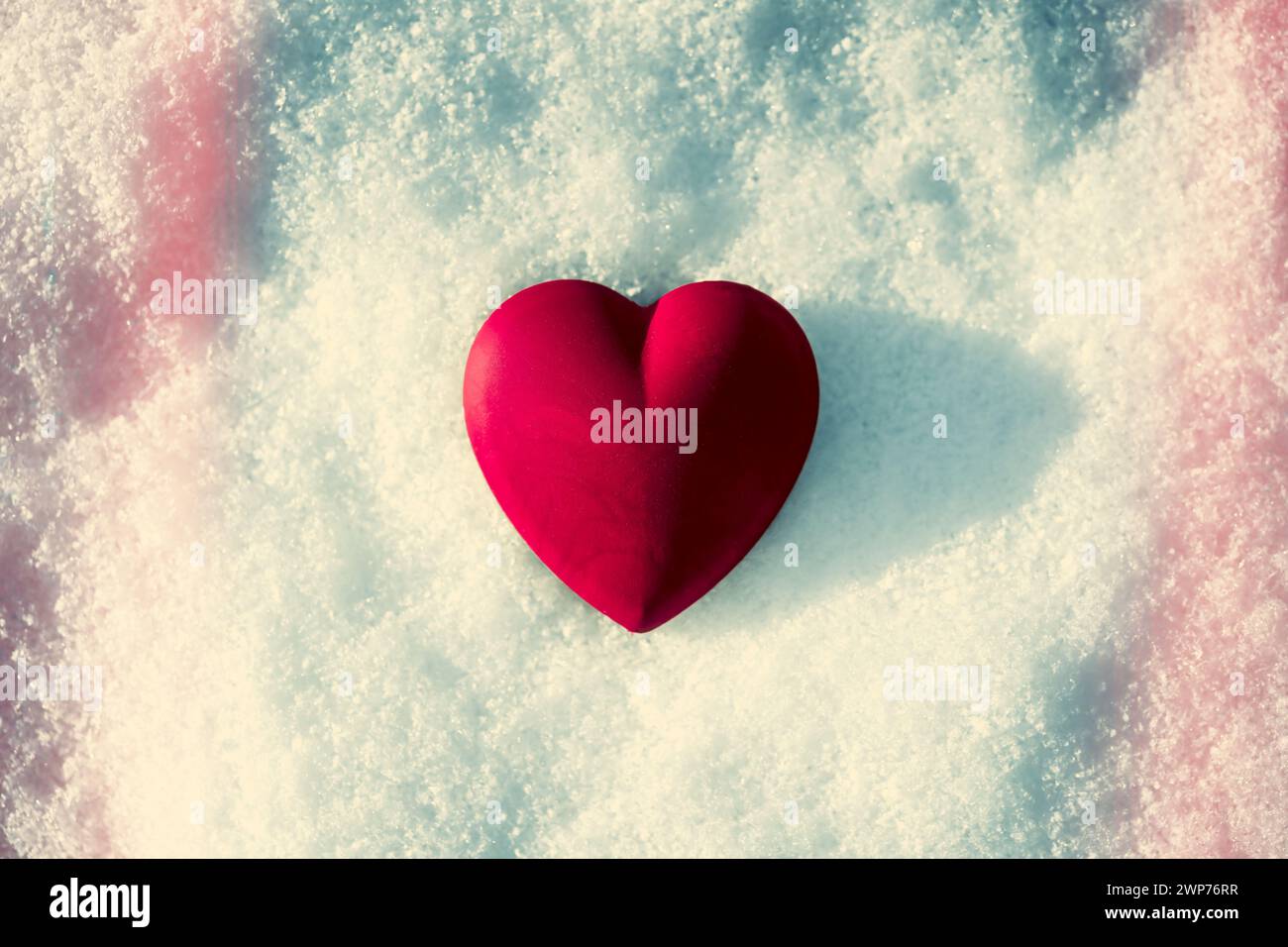 Herz auf Schnee, eiskaltes Herz, enttäuschte Liebe, Trennung Stock Photo