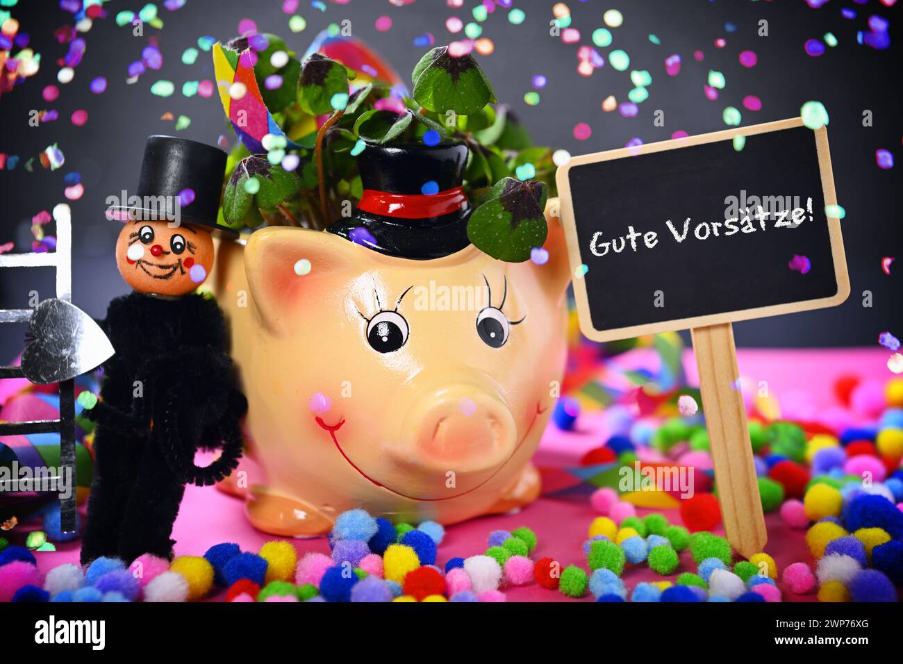 FOTOMONTAGE, Glücksschwein mit Kleeblättern, Schornsteinfegerfigur und Schild mit Aufschrift Gute Vorsätze! mit Konfetti Stock Photo