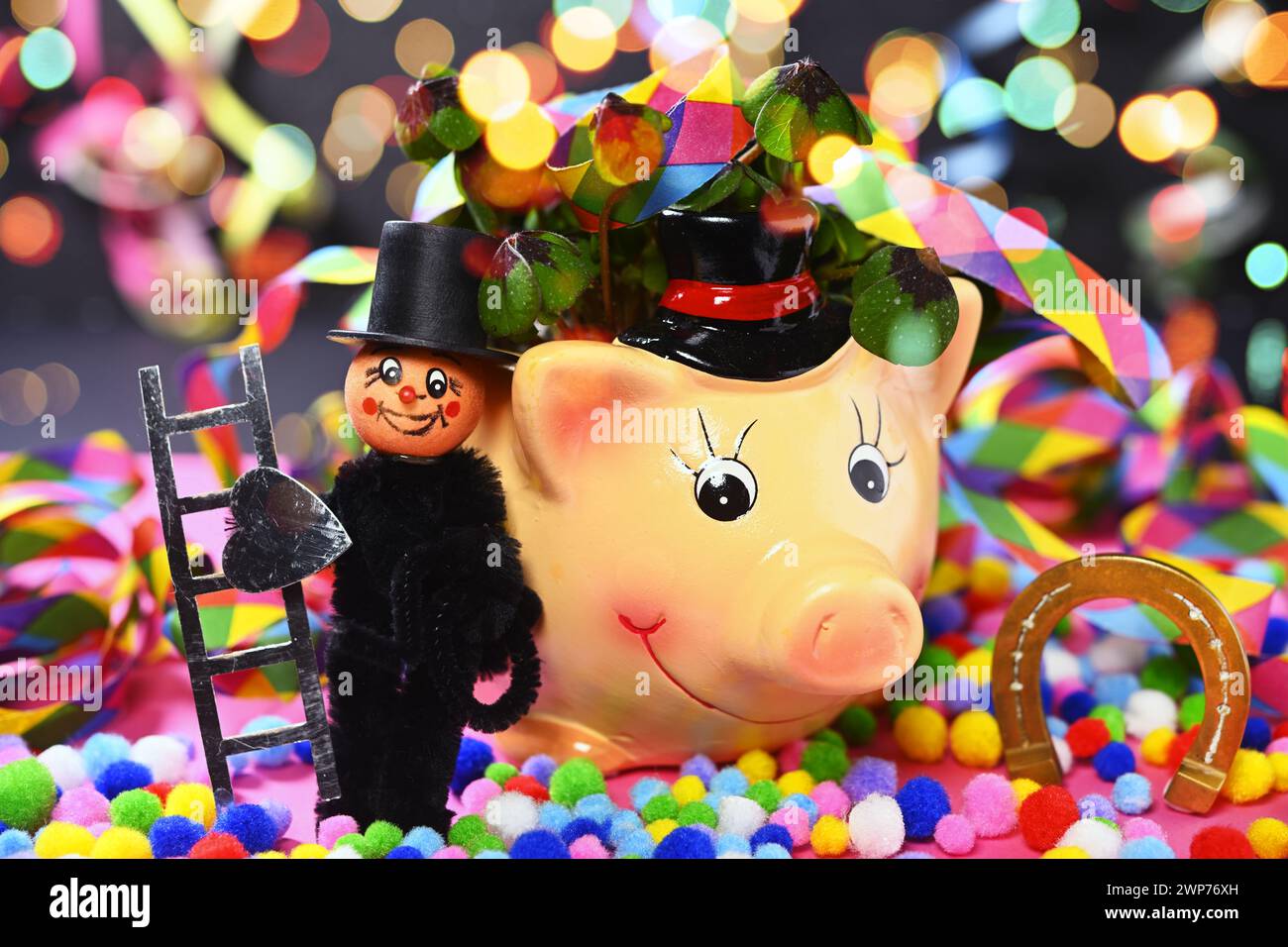 FOTOMONTAGE, Glücksschwein mit Kleeblättern, Schornsteinfegerfigur und Hufeisen, Symbolfoto Neujahr Stock Photo