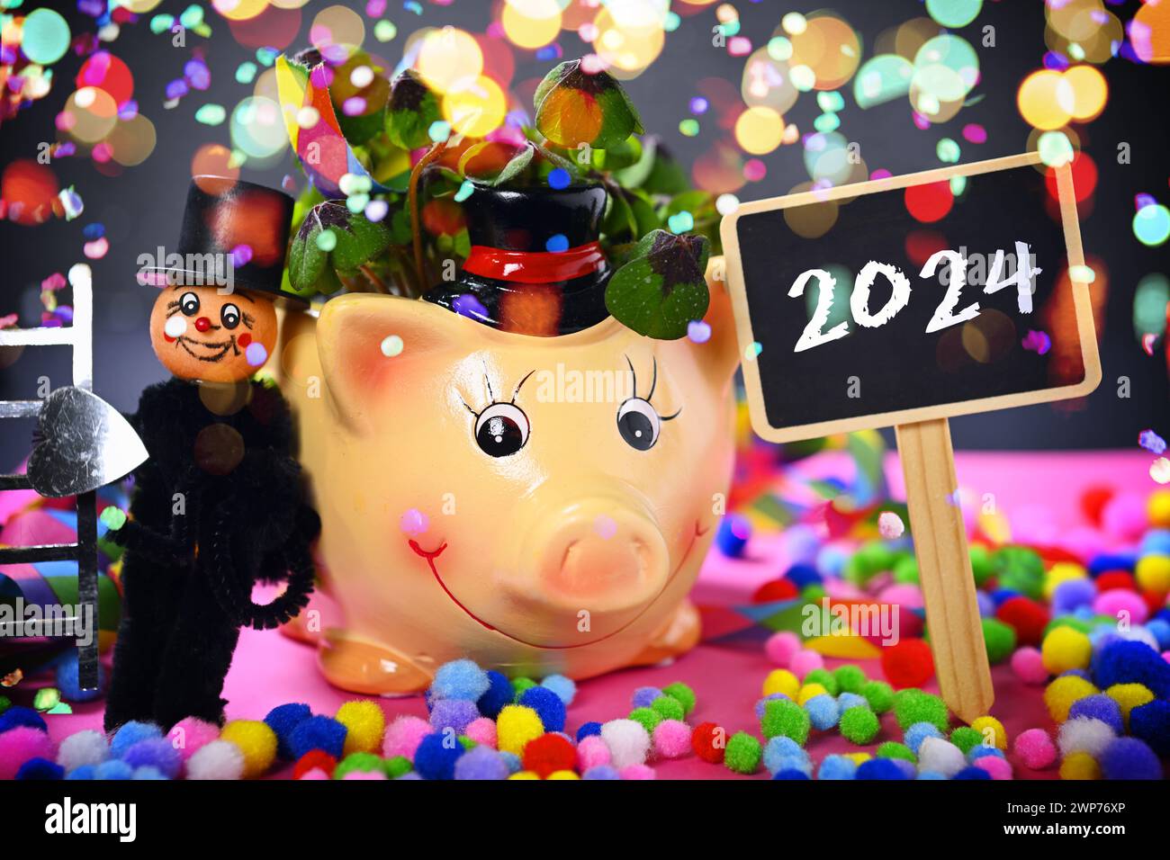 FOTOMONTAGE, Glücksschwein mit Kleeblättern, Schornsteinfegerfigur und Schild mit Aufschrift 2024 Stock Photo