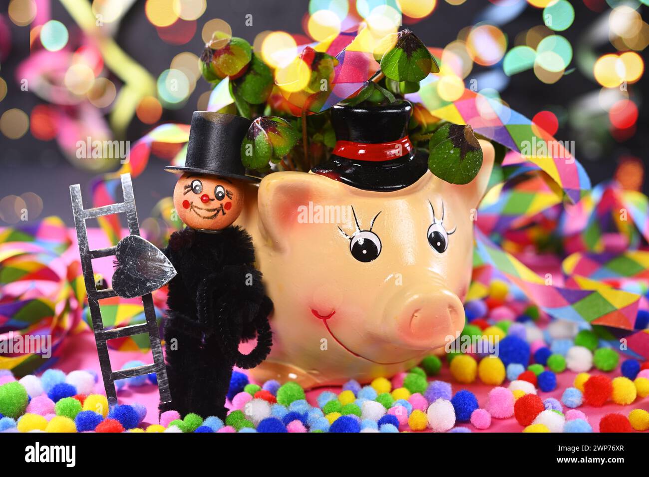 FOTOMONTAGE, Glücksschwein mit Kleeblättern und Schornsteinfegerfigur, Symbolfoto Neujahr Stock Photo