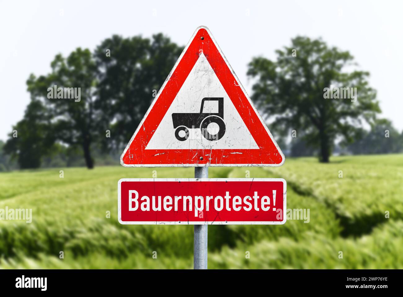 FOTOMONTAGE, Verkehrszeichen mit Traktor und Schild mit Aufschrift Bauernproteste Stock Photo
