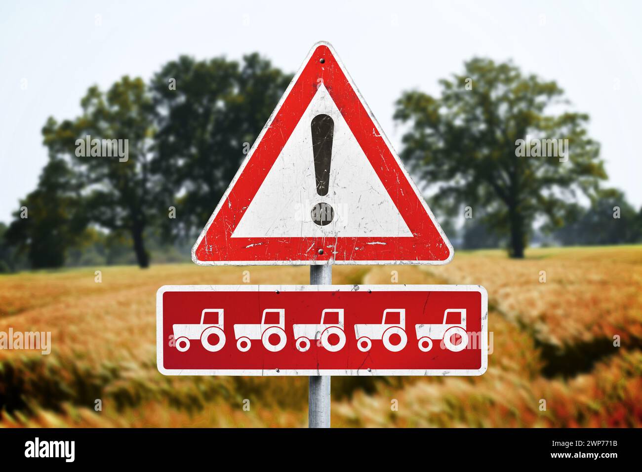 FOTOMONTAGE, Verkehrszeichen mit Ausrufezeichen und Traktoren in einer Reihe, Symbolfoto Bauernproteste Stock Photo
