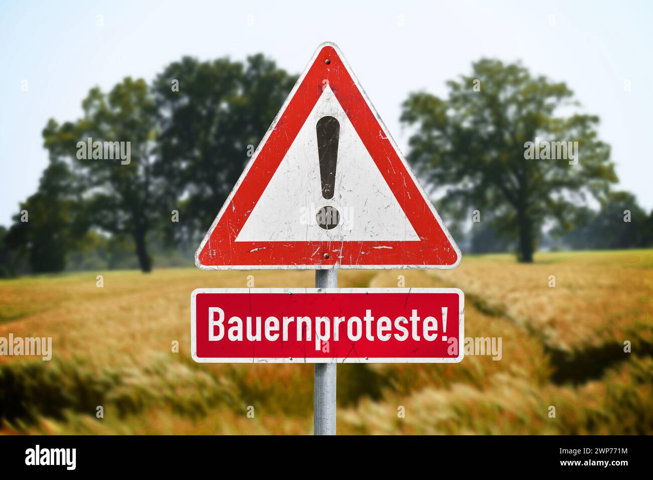 FOTOMONTAGE, Verkehrszeichen mit Ausrufezeichen und Schild mit Aufschrift Bauernproteste Stock Photo